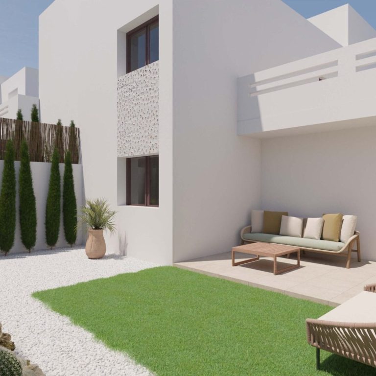 Lovivin estilo de arquitectura Costa Blanca Jardín moderno con césped, sofá y plantas en un ambiente luminoso y minimalista.